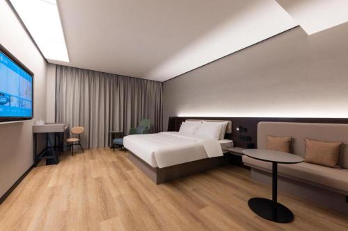 Uma cama ou camas num quarto em Hanting Hotel Huanggang Huangmei County