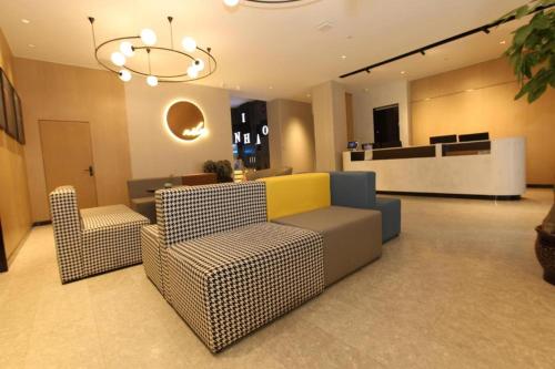 Nihao Hotel Xining Central Square tesisinde lobi veya resepsiyon alanı