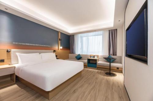 سرير أو أسرّة في غرفة في Nihao Hotel Wuxi Shuofang Airport
