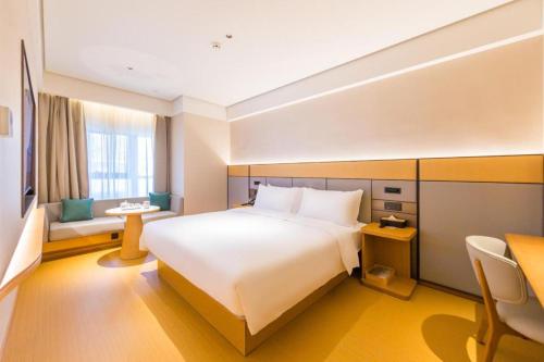 سرير أو أسرّة في غرفة في JI Hotel Guiyang Future Ark