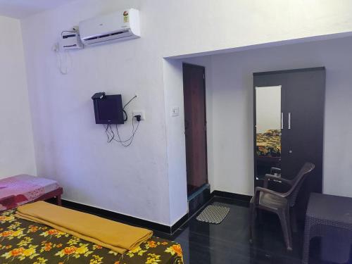 een slaapkamer met een bed en een tv aan de muur bij Reho Resort 
