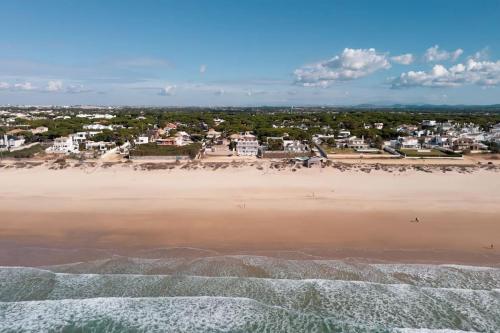 een luchtzicht op een strand met huizen en gebouwen bij Apartamento a pie de playa. in Chiclana de la Frontera