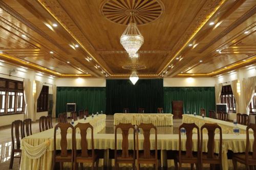 a conference room with a long table and chairs at Resort Dakke Măng Đen in Kon Von Kla