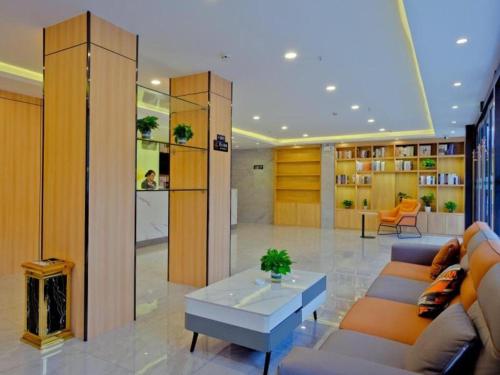 - un salon avec un canapé et une table dans l'établissement Green Tree Inn Gansu Tianshui Qinzhou District Tianshui Wanda Plaza, à Tianshui