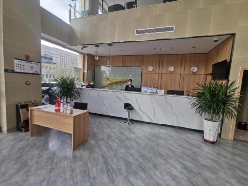 lobby biura z osobą w tle w obiekcie Green Tree Inn Wuzhong Litong District High-Speed Railway Station w mieście Wuzhong