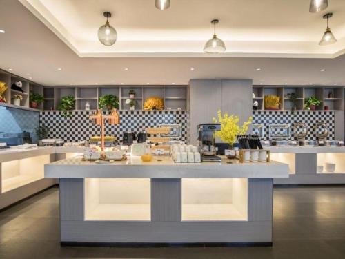 a large kitchen with a large island in the middle at Green Tree Inn Suzhou Wujiang East Tai Lake Tourism Resorts in Hubin