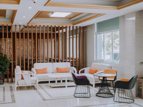 salon z kanapą i krzesłami w obiekcie Shell Hotel Anhui Liuan Jinan District Zhengyang Road w mieście Chengdong
