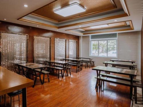 pokój ze stołami i krzesłami w restauracji w obiekcie Shell Hotel Anhui Liuan Jinan District Zhengyang Road w mieście Chengdong