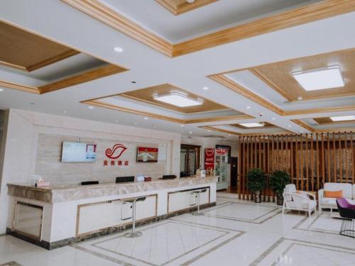 hol szpitala z ladą i krzesłami w obiekcie Shell Hotel Anhui Liuan Jinan District Zhengyang Road w mieście Chengdong