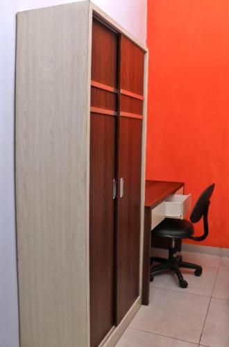 De Jati House في Cibening Empat: مقصورة مكتب مع مكتب وجهاز كمبيوتر