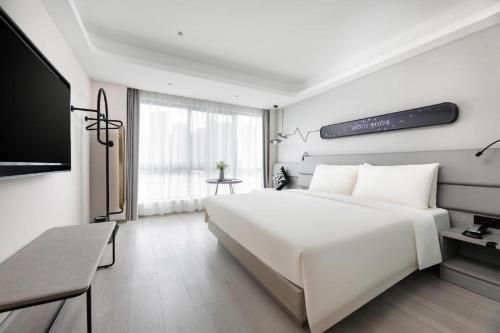Tempat tidur dalam kamar di Atour Light Hotel Xi’an High-tech South Dianzi Street