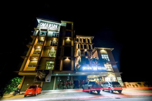 ein Gebäude mit nachts vor ihm geparkt in der Unterkunft WINN Hotel in Zamboanga
