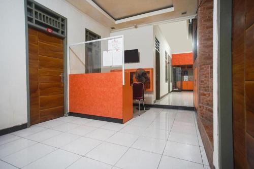 biuro z drzwiami i krzesłem w korytarzu w obiekcie SUPER OYO 3323 Icha Homestay w mieście Sudiang