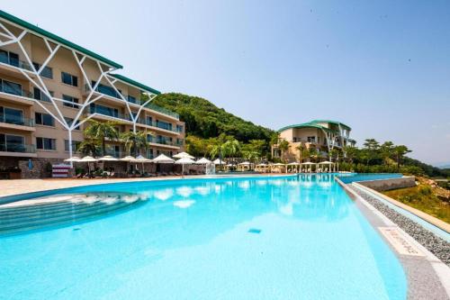 a large swimming pool in front of a hotel at Sonofelice village Vivaldipark in Chŏm-ch'on