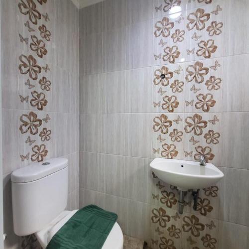 Phòng tắm tại Barata INN By Nature's AEROPOLIS Airport Soeta