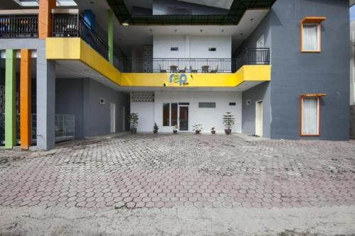 um pátio vazio de um edifício com uma varanda em RAP Hotel Balige em Balige