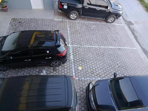 バリゲにあるRAP Hotel Baligeの駐車場に2台分の車が停まっています