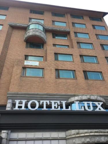 Changch'aにあるHotel Luxの建物正面のホテル看板