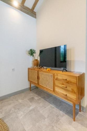Μια τηλεόραση ή/και κέντρο ψυχαγωγίας στο Singgah di Ubud 1