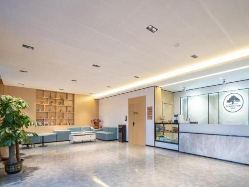 um lobby de um hospital com uma sala de espera em GreenTree Inn Express Qingdao Jiaodong International Airport em Ligezhuang