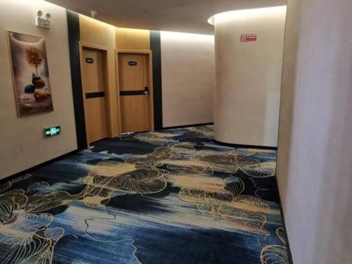 にあるShell Hotel Xuzhou Guanyin Airportのホテルの部屋の模様の床の廊下