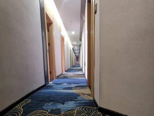 にあるShell Hotel Xuzhou Guanyin Airportの長い廊下(青いカーペットフロア、長い廊下)
