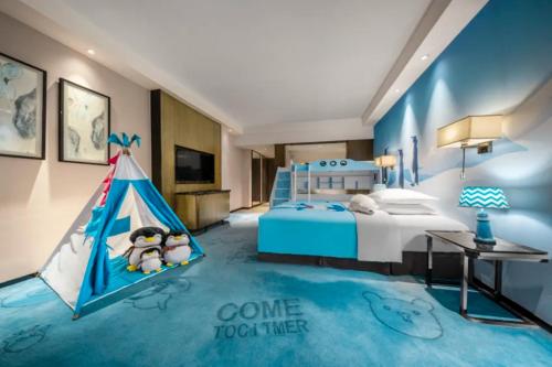 ein Schlafzimmer mit einem Bett und einem Zelt in der Unterkunft Country Garden Phoenix Hotel Nanchong in Gaoping