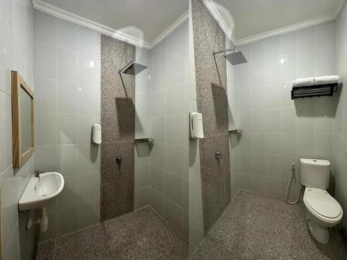 La salle de bains est pourvue de toilettes et d'un lavabo. dans l'établissement Masri Living by Daphna International, à Kejayan