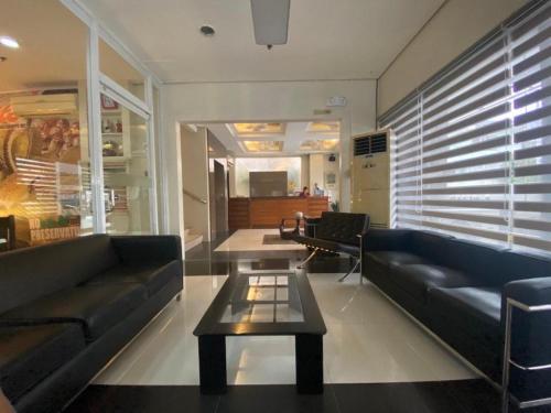 - un salon avec des canapés et une table basse dans l'établissement Hari Royale Suites, à Davao