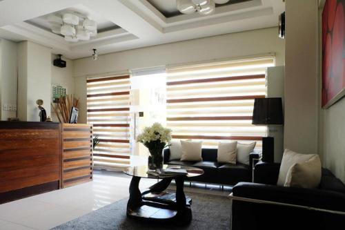 salon z kanapą i stołem w obiekcie Hari Royale Suites w mieście Davao