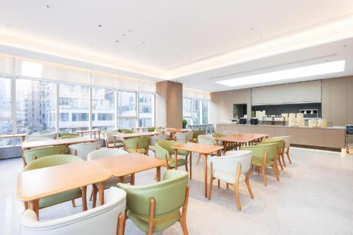 Um restaurante ou outro lugar para comer em Ji Hotel Shenzhen Futian Convention & Exhibition Center Huanggang