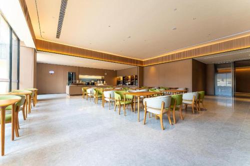Um restaurante ou outro lugar para comer em Ji Hotel Zhuhai Gaolan Port