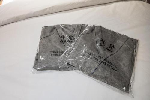 un par de shorts envueltos en plástico en una cama en Goyang Ilsan Wondang No. 25, en Goyang