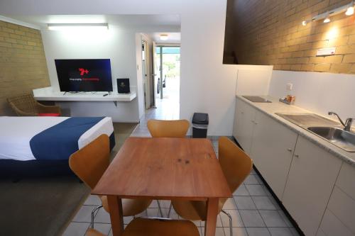 TV a/nebo společenská místnost v ubytování Great Eastern Motor Inn Gympie