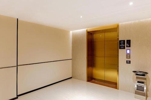 eine Lobby mit einem Aufzug und einer Tür in einem Gebäude in der Unterkunft City Comfort Inn Fengcheng Recycle Park Geliyang 