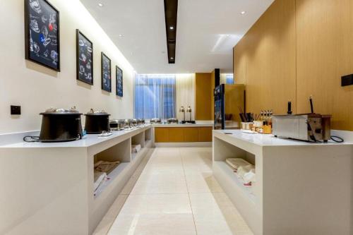 Kitchen o kitchenette sa City Comfort Inn Wuhan Dongxihu Tianyuan Avenue
