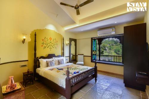Katil atau katil-katil dalam bilik di StayVista's Sula Wada - The Legacy -Valley View Villa with Maharashtrian Wada Experience, Modern Amenities, Outdoor Swimming Pool, Indoor Activities