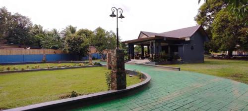 park z domem i światłem ulicznym w obiekcie Balai Angelica - Nature Farm & Resort w mieście Pagsanjan