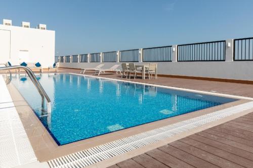 Bazén v ubytovaní Royal sherao hotel فندق شراعوه الملكي alebo v jeho blízkosti