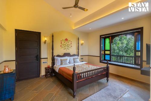 Katil atau katil-katil dalam bilik di StayVista's Sula Wada - The Legacy -Valley View Villa with Maharashtrian Wada Experience, Modern Amenities, Outdoor Swimming Pool, Indoor Activities