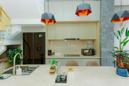 Kuchyň nebo kuchyňský kout v ubytování Nha Trong Pho - Moon House