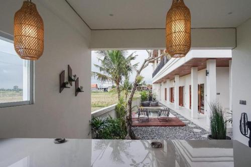 uma casa com vista para um pátio em Kerti Suite em Tanah Lot