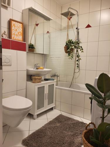 a bathroom with a toilet and a sink and a tub at ALA Living Stadt-Schwärmer Apartment 10min zum Ulmer Münster & Ulmer Altstadt, WLAN & Arbeitsplatz in Neu Ulm