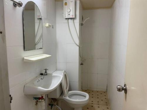 uma casa de banho com um lavatório, um WC e um espelho. em ห้องพักใกล้ArenaMuang ThongThani em Ban Song Hong