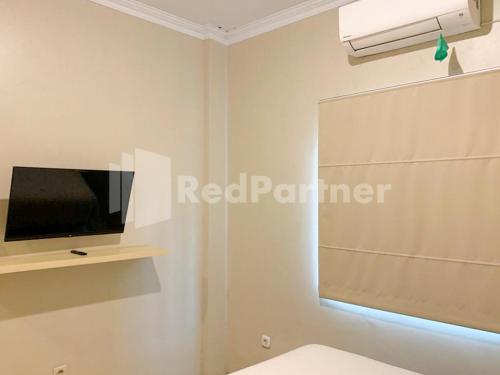 TV a/nebo společenská místnost v ubytování Hotel Andono near YIA Mitra RedDoorz