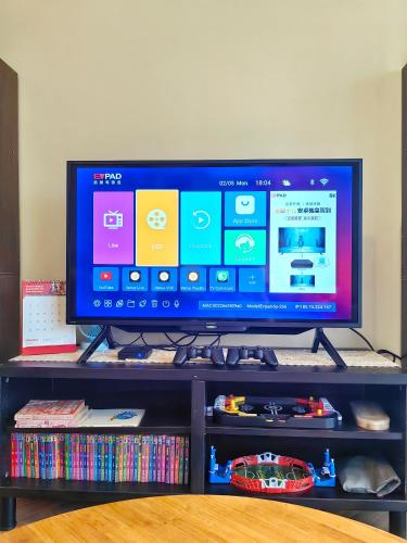 Телевизор и/или развлекательный центр в Melaka GX Homestay Resort Pool View M0702 with Netflix, TVBox and Games