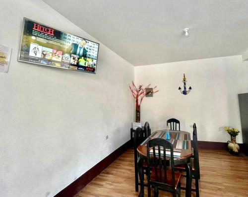 ein Esszimmer mit einem Tisch und einem TV an der Wand in der Unterkunft Casa 3 Salinas Monterrico completamente equipada y con piscina privada in Monterrico