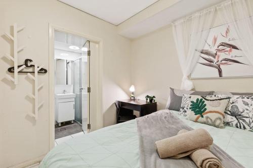 Habitación blanca con cama y ventana en Boutique Private Room in Chippendale Terrace room, en Sídney