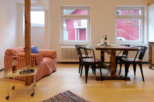 Goldener Löwe في بودمان لودفيغسهافن: غرفة معيشة مع طاولة وأريكة