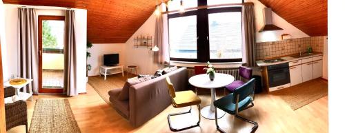 - un salon avec un canapé et une table dans l'établissement FeWo Natur & Entspannung am Bodensee, à Langenargen